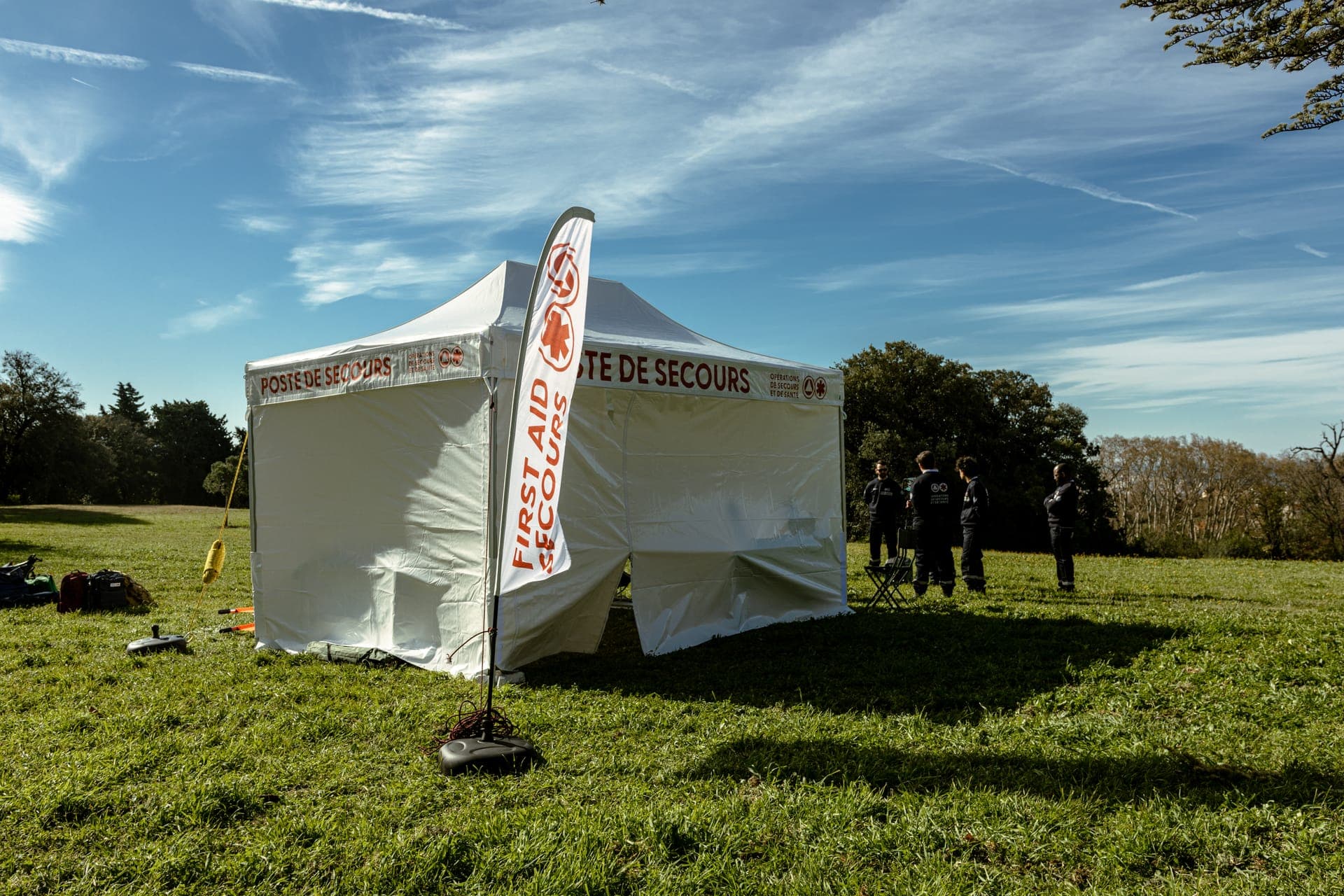 Poste de secours OPSAN déployé en plein air pour un dispositif prévisionnel